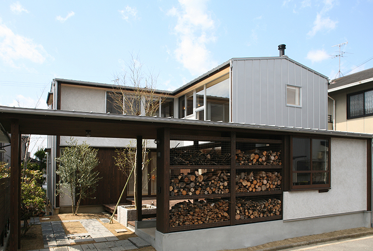 薪の保管場所までデザインされた木の住宅